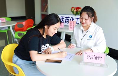 咸陽職業(yè)技術(shù)學院免費為師生提供皮膚護理和形象設計服務