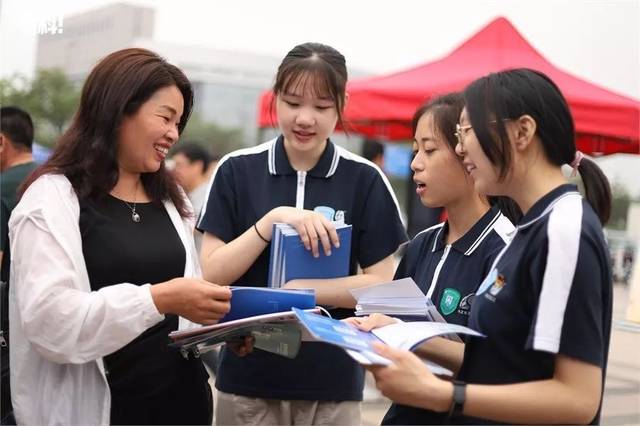 中職招生咨詢會現場火爆:升學就業兩不誤,職業教育前景佳!