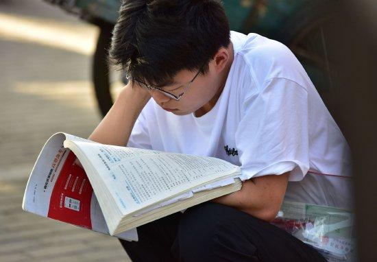 免費ai填高考志愿和動輒萬元的人工咨詢,有什么本質(zhì)差別